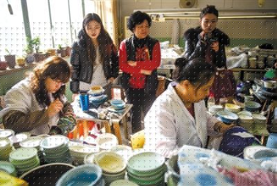 昨日，游客在觀看景泰藍制作。