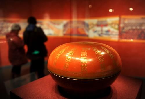 1月15日，清宮舊藏“燕喜同和”款礬紅地金彩雙“喜”字圓盒在首都博物館展出。新華社記者 羅曉光 攝