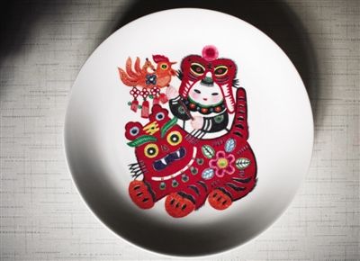 具有剪紙風(fēng)格的刻瓷作品。