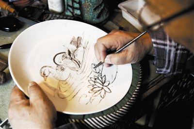 用鉆石刀刻瓷就像用畫筆作畫一樣，“持刀如持筆”。